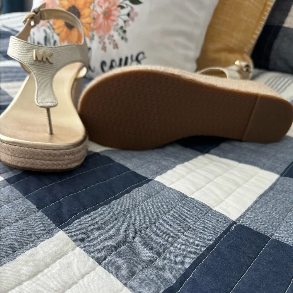 Michael Kors Gold sandals - Picture 2 of 3
